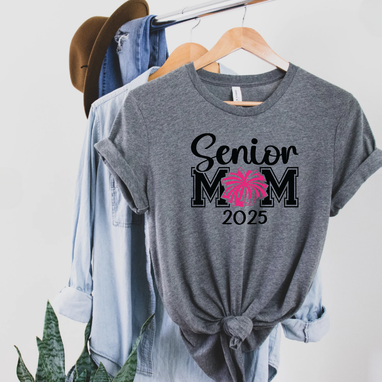 T-Shirt Senior Mom with Pom Pom - Unisex Jersey Tee