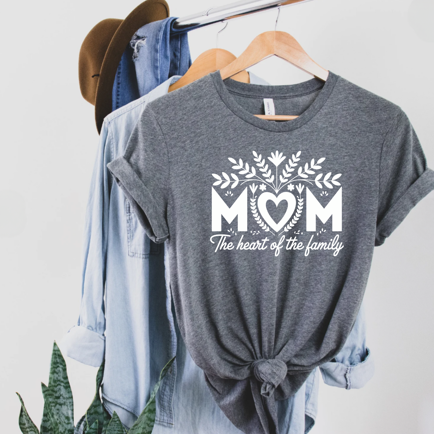 T-Shirt 'Mom, the heart of the family' Unisex Jersey Short Sleeve Tee