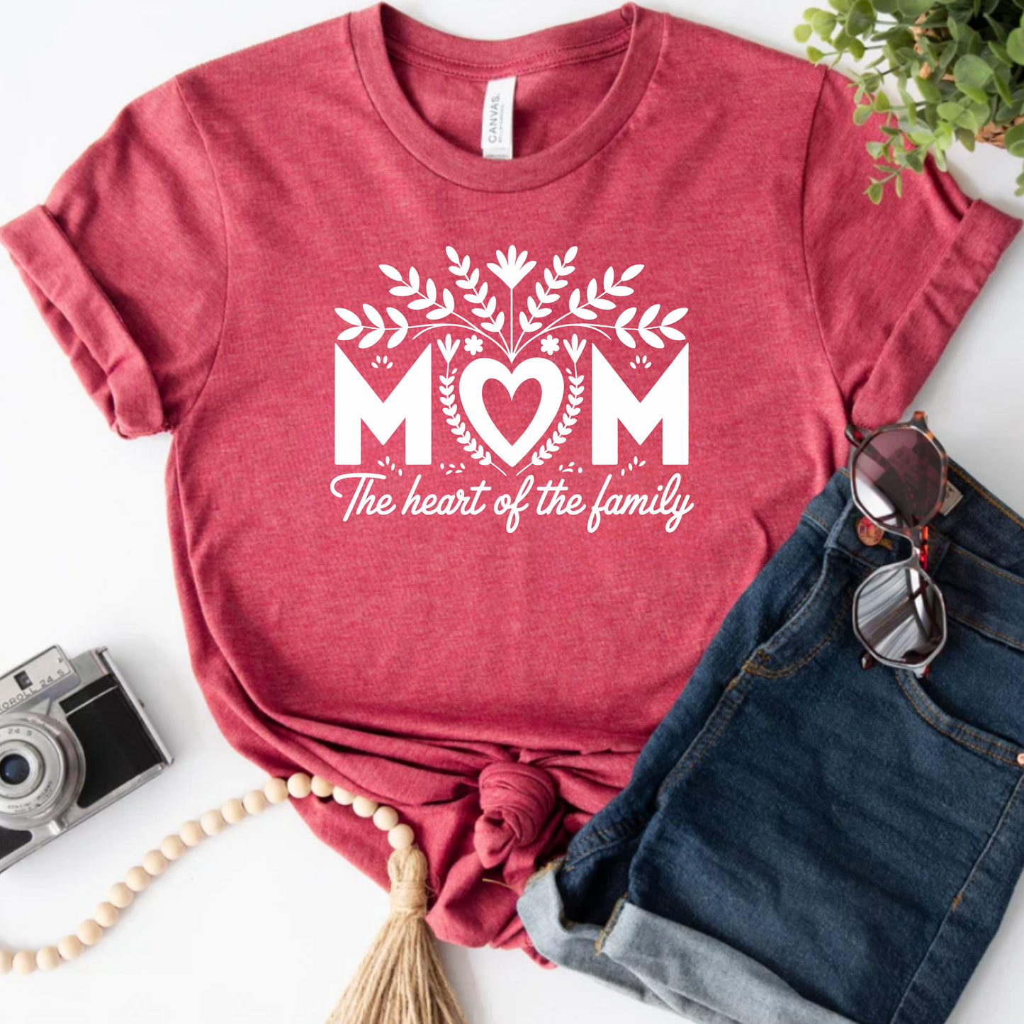 T-Shirt 'Mom, the heart of the family' Unisex Jersey Short Sleeve Tee